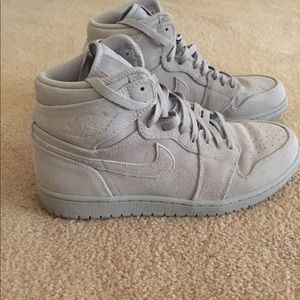 2017 Wolf Grey Suede Retro 1